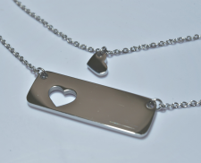 Collar de acero inoxidable de placa y corazón.